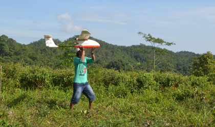 Lampor, sedang membantu melakukan take off Drone di Hutan Adat Kasepuhan Karang
