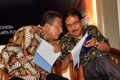 Menko Perekonomian, Darmin Nasution berbincang dengan Menteri ATR_BPN, Sofyan Djalil